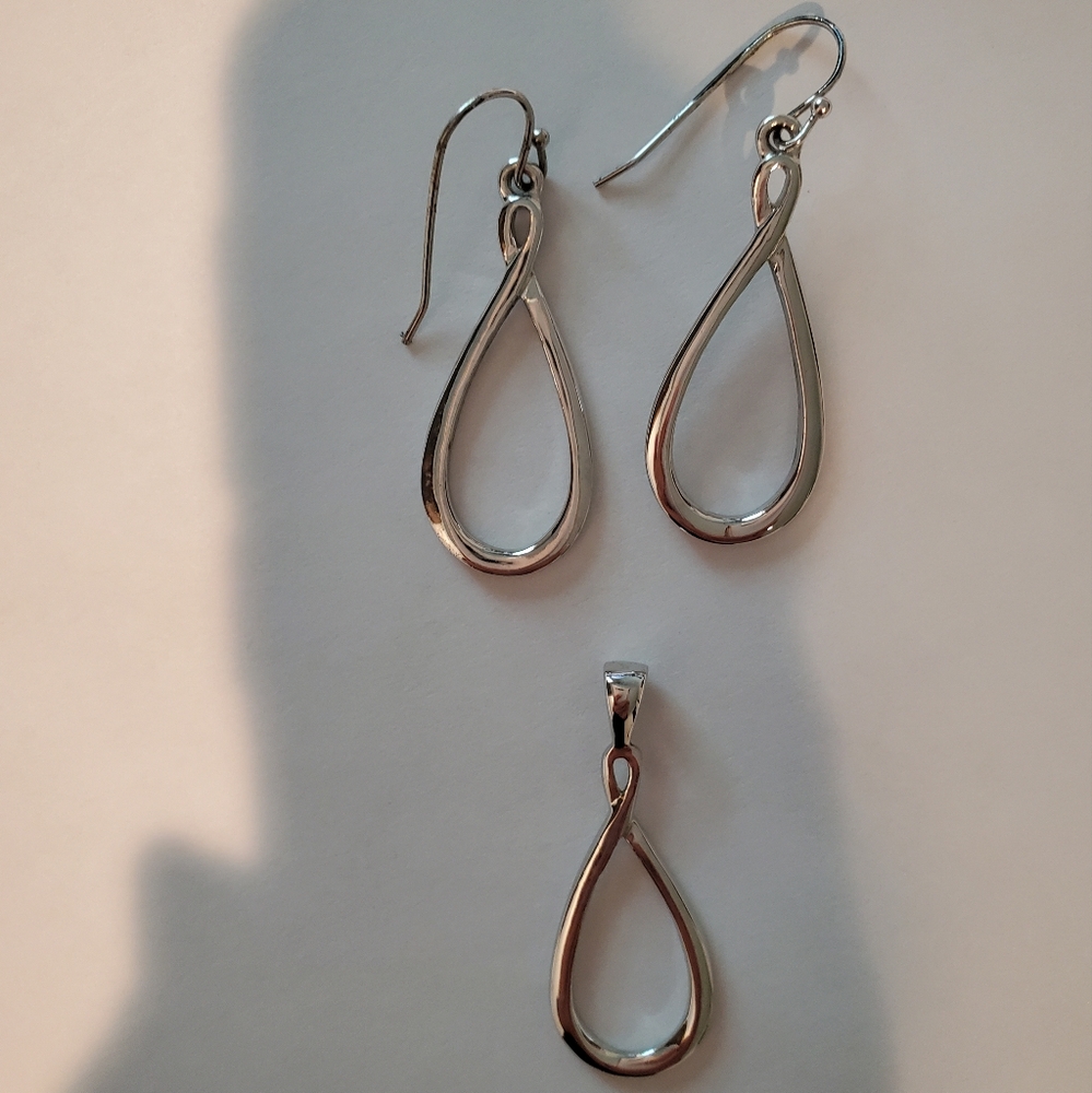 Elegant Silver Teardrop Jewelry Set